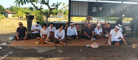 Sembahyang Rahina Tilem di Kantor Desa